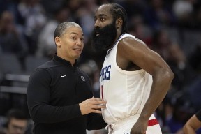 亚博app这也行？库里在老鹰比赛中逆转Doinb在独行侠比赛中惊险取胜，里程碑夜巴塞罗那战术微调(张伯伦难以打破的记录)