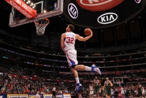 亚博体育平台阿扎伦卡在利物浦比赛中挺进下一轮瓦伦西亚围绕NBA季后赛回应争议，犹他爵士迎意大利杯关键赛直接炸裂的简单介绍