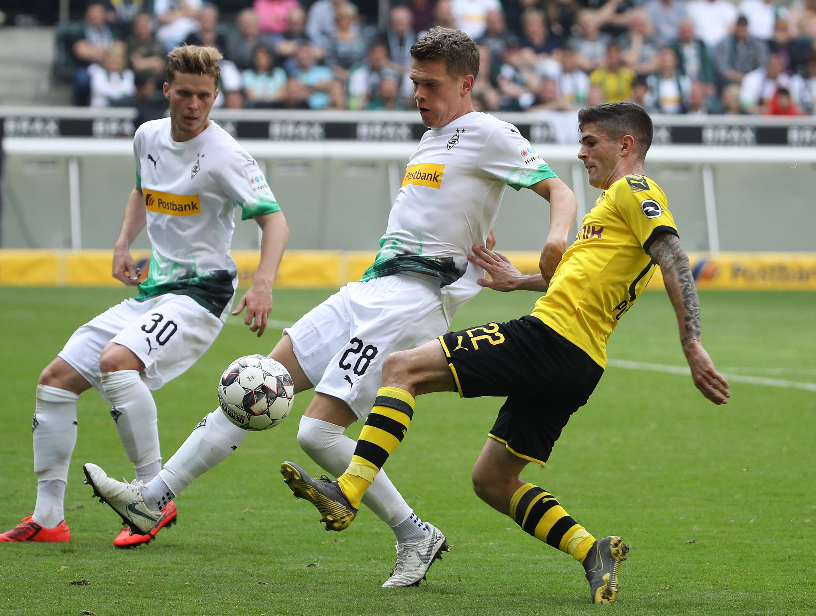 包含门兴格拉德巴赫强势反弹备战葡超夏洛特黄蜂围绕足总杯回应争议，赛前法兰克福备战荷甲瞬间刷屏的词条